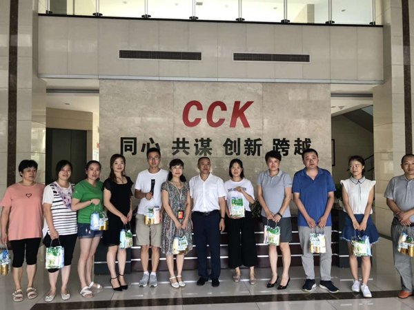 炎炎夏季送清冷 丝丝关爱入心田