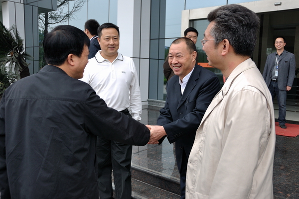 成都市委副书记唐川平一行光临公司查抄领导
