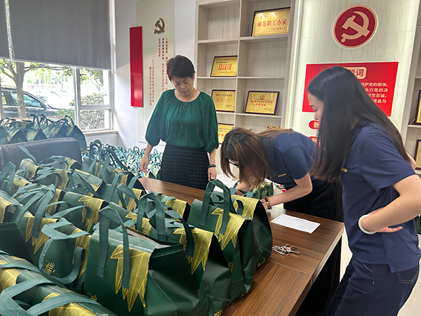 浓情端午·粽叶飘香 ——pp电子模拟器实业集团发展节日慰问活动