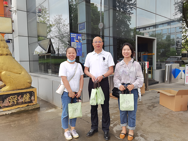 集团工会发展中秋送月饼活动