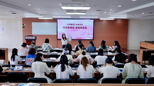 午间一幼时，宋锦团扇寄深情 ——pp电子模拟器实业集团携手怡心街路总工会温情献礼母亲节