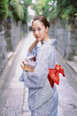 吻戏脱衣服